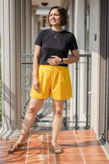 Gelbe Shorts