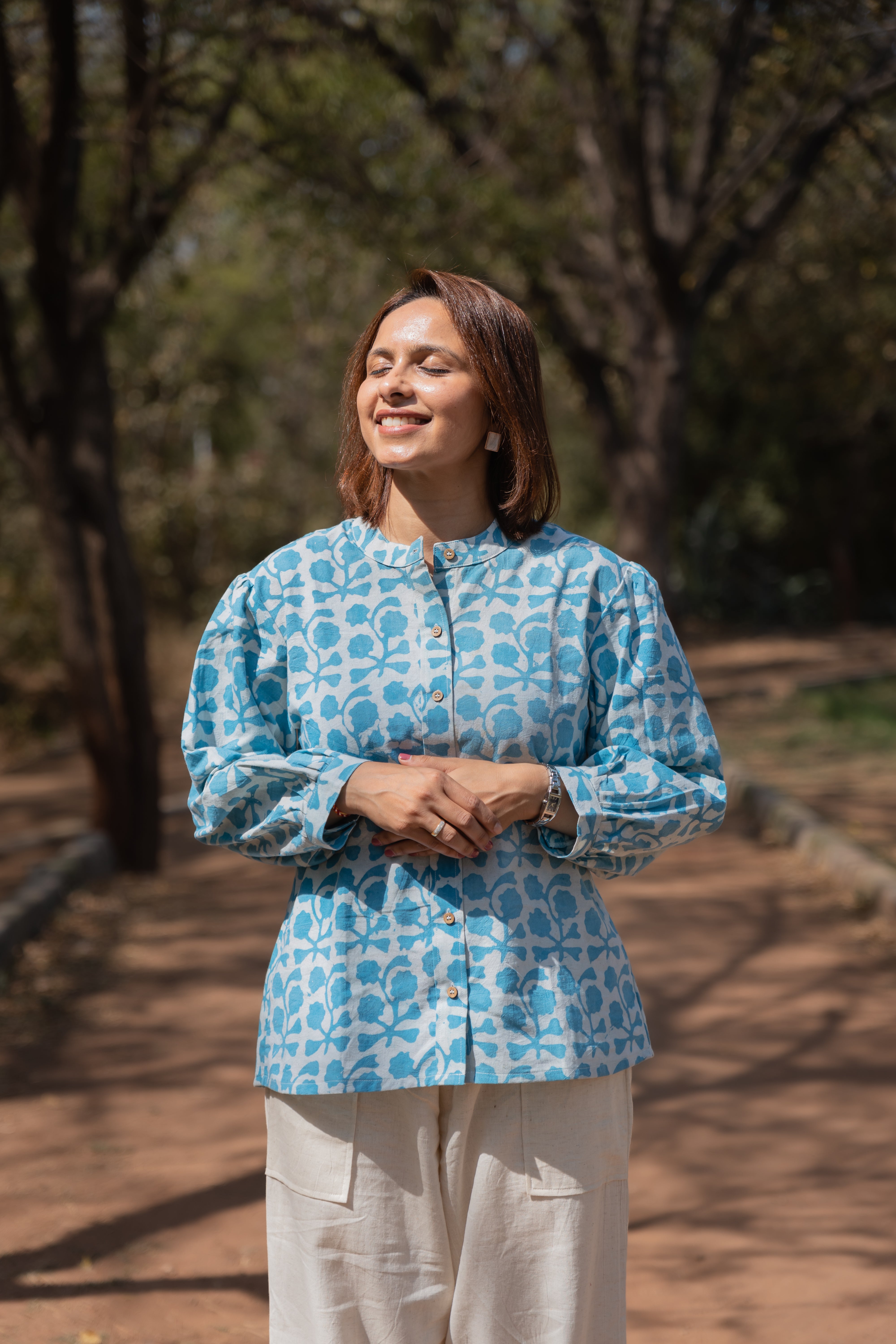 Himmelblaues Batik-Top