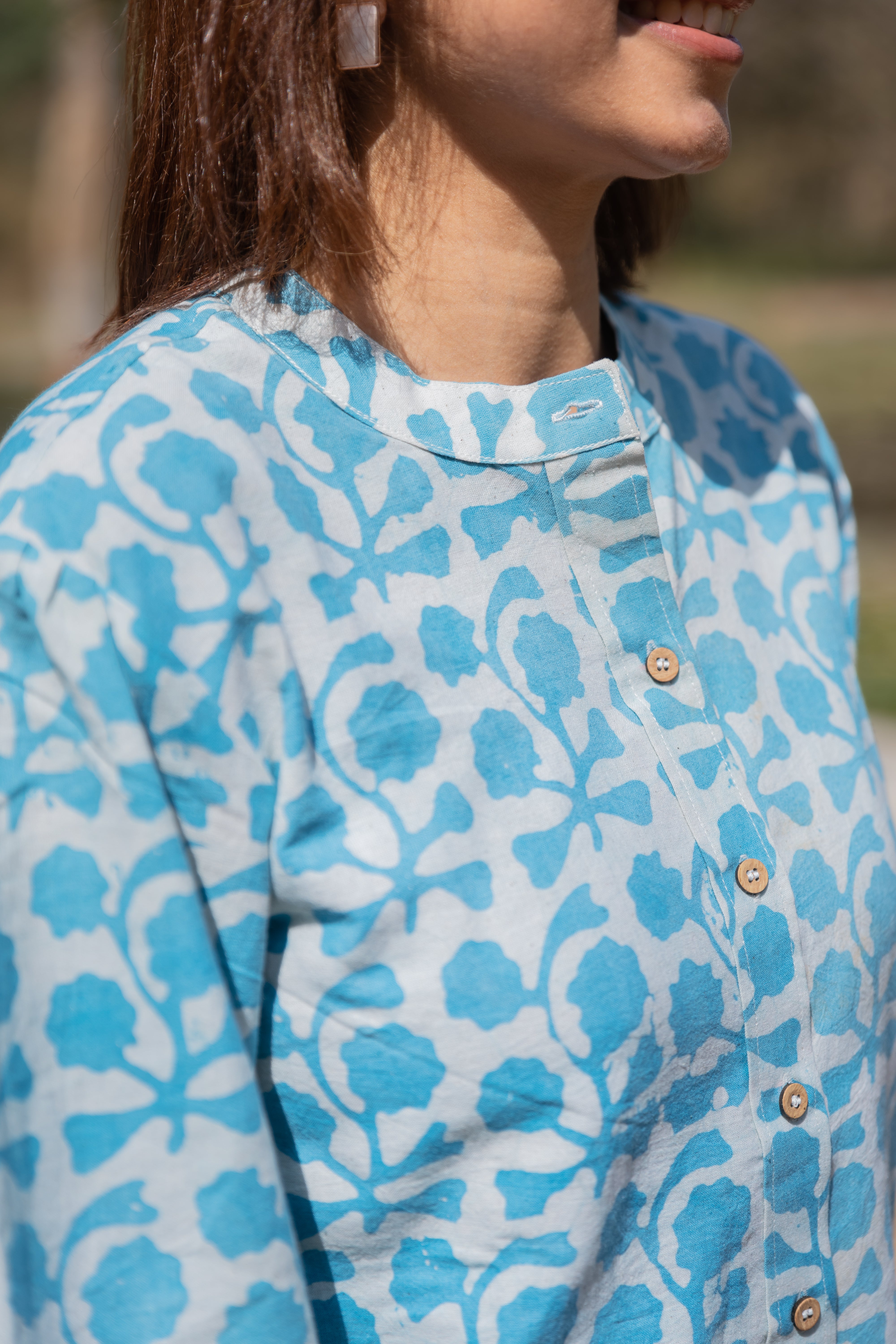 Himmelblaues Batik-Top