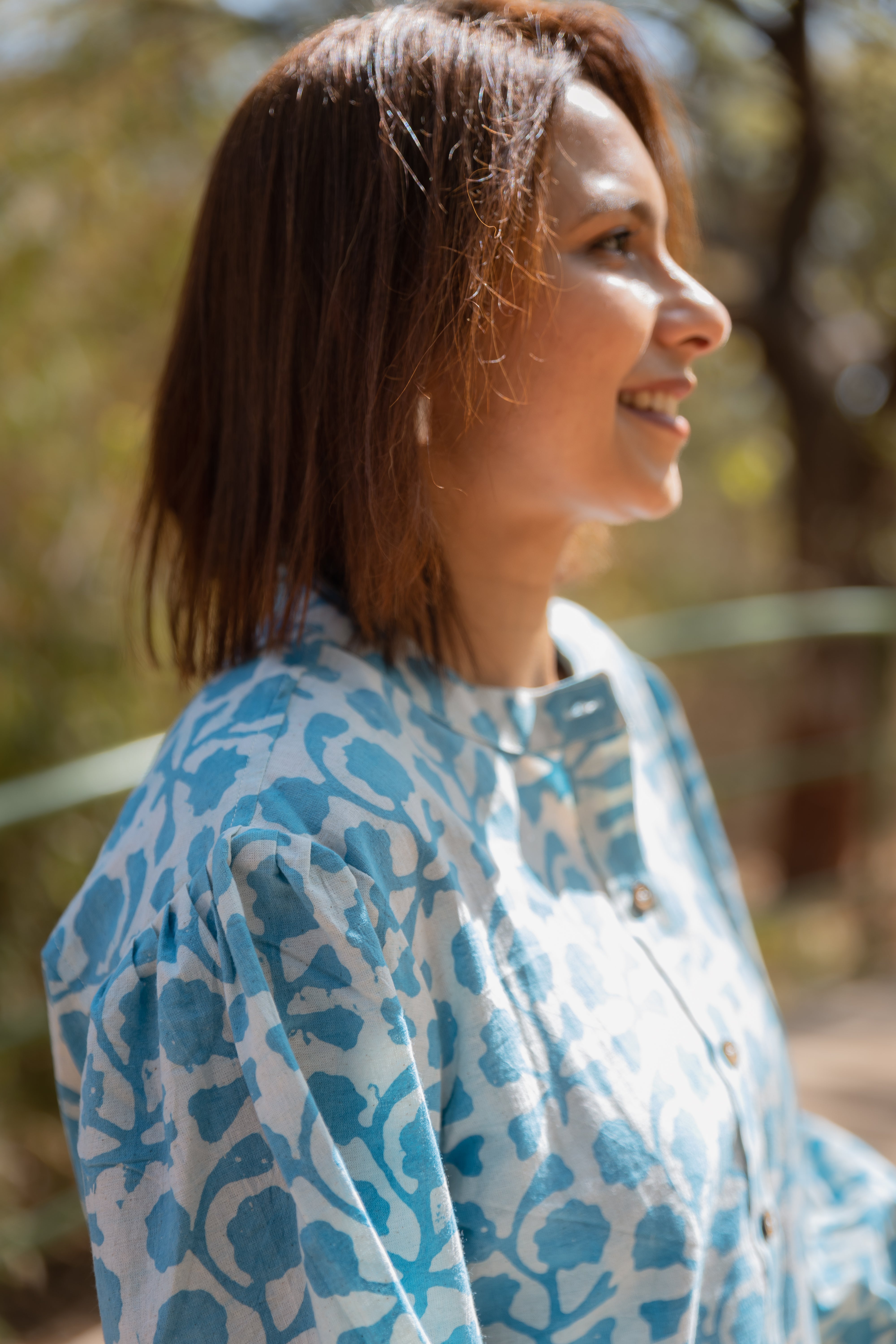 Himmelblaues Batik-Top