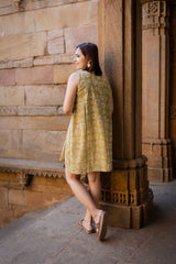 Gelbes bedrucktes Kleid